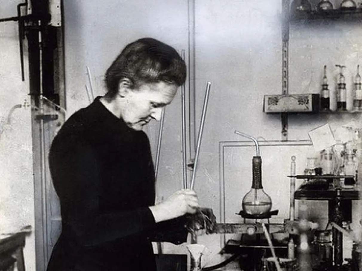 Marie Curie em seu laboratório